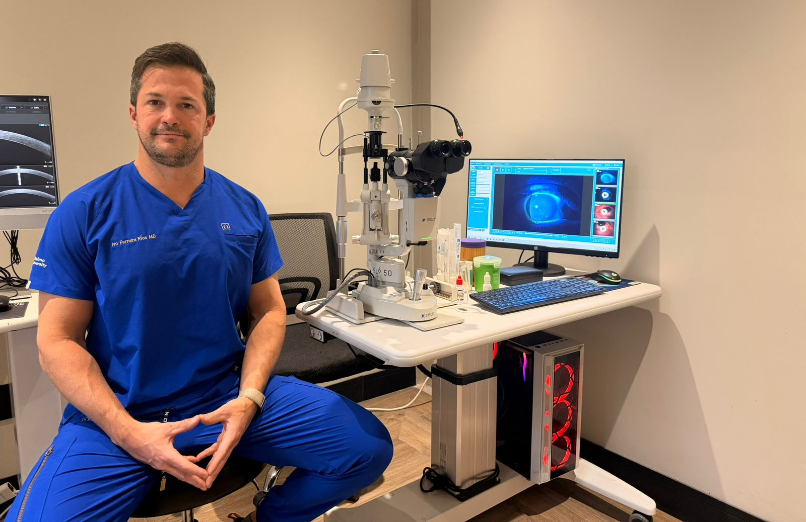 El Dr. Ivo Ferreira en su clínica oftalmológica de Ciudad de México